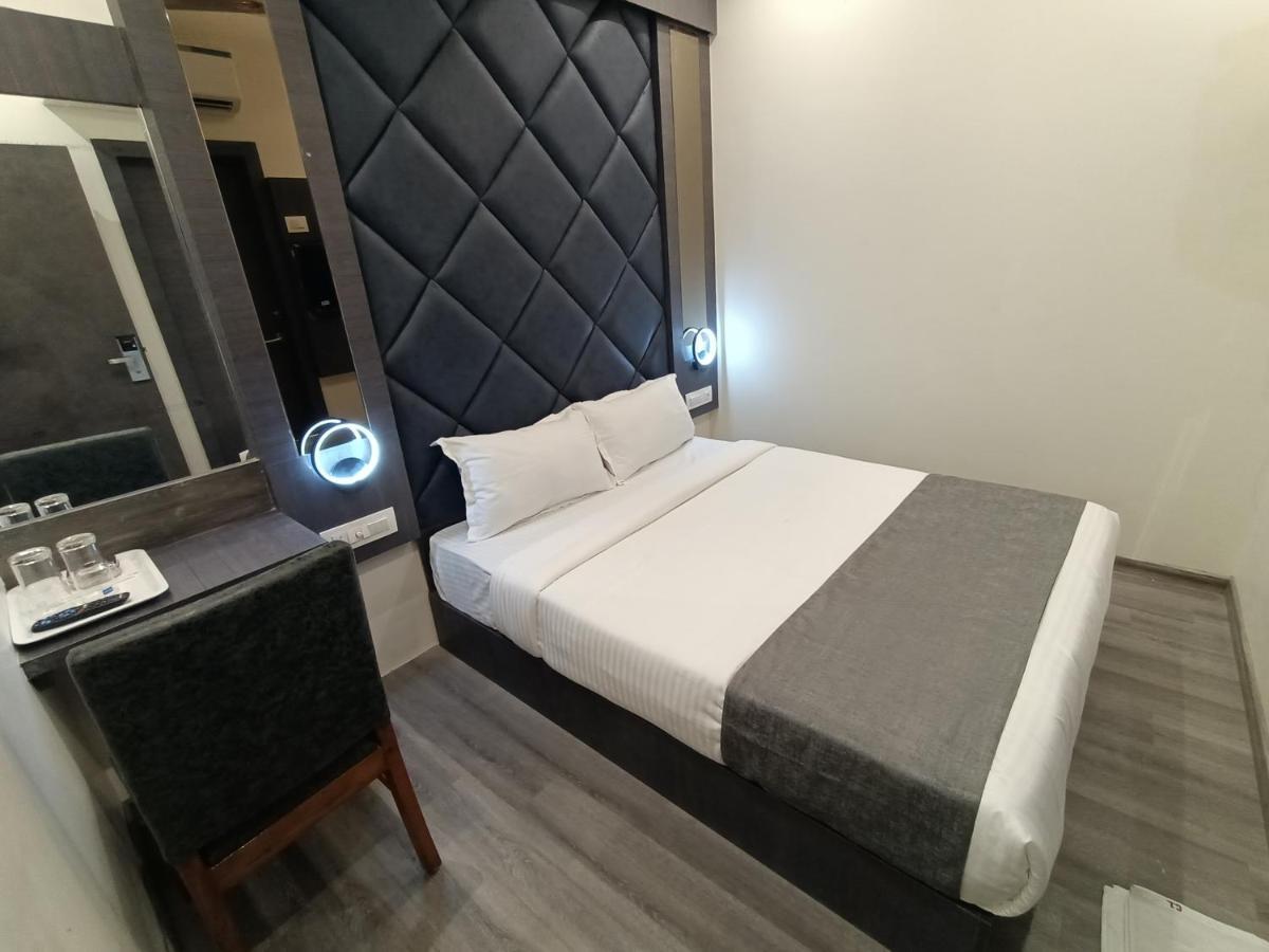Hotel Classio Andheri - Near Dn Nagar Metro Station Mumbai Bagian luar foto