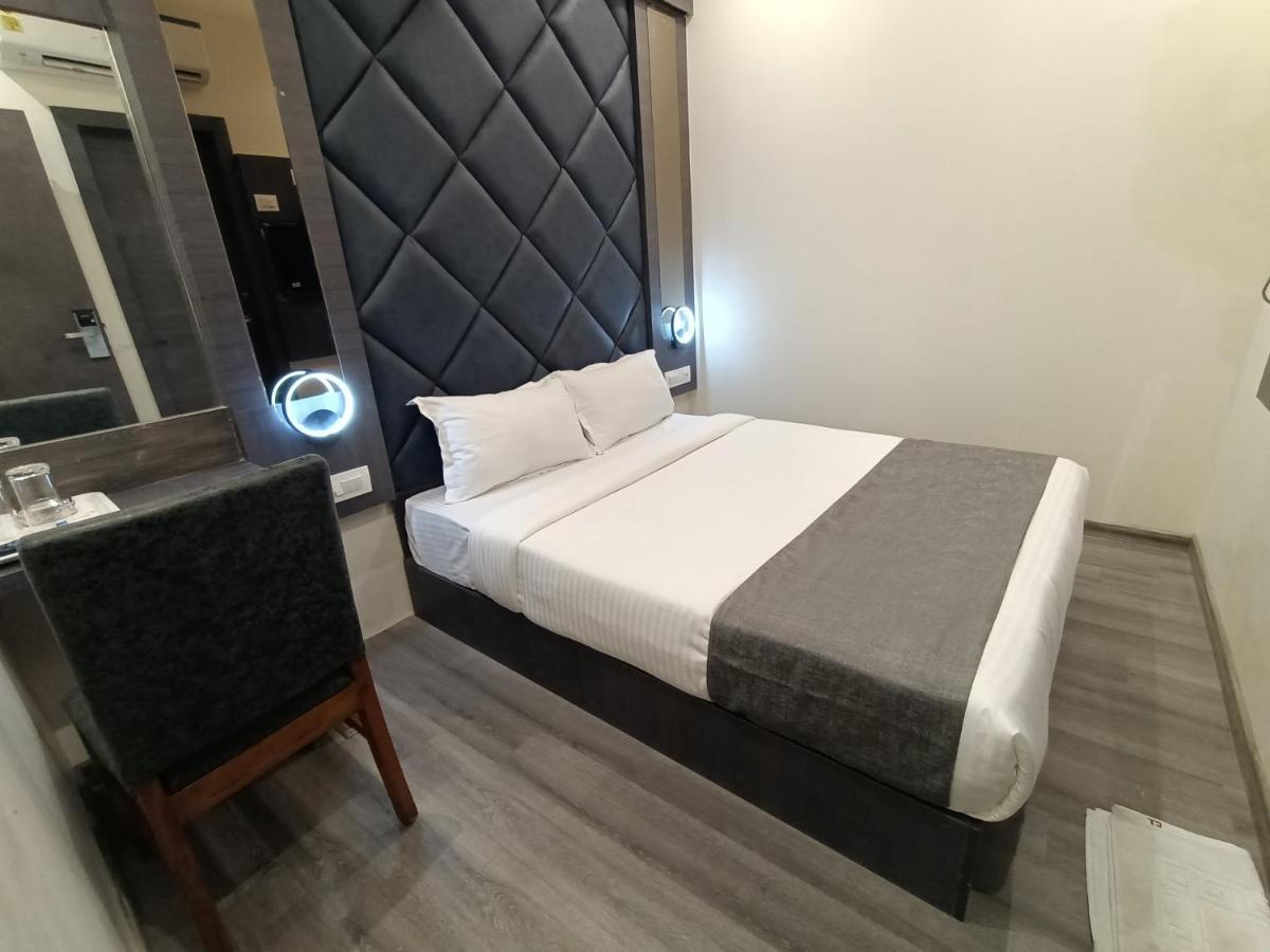 Hotel Classio Andheri - Near Dn Nagar Metro Station Mumbai Bagian luar foto
