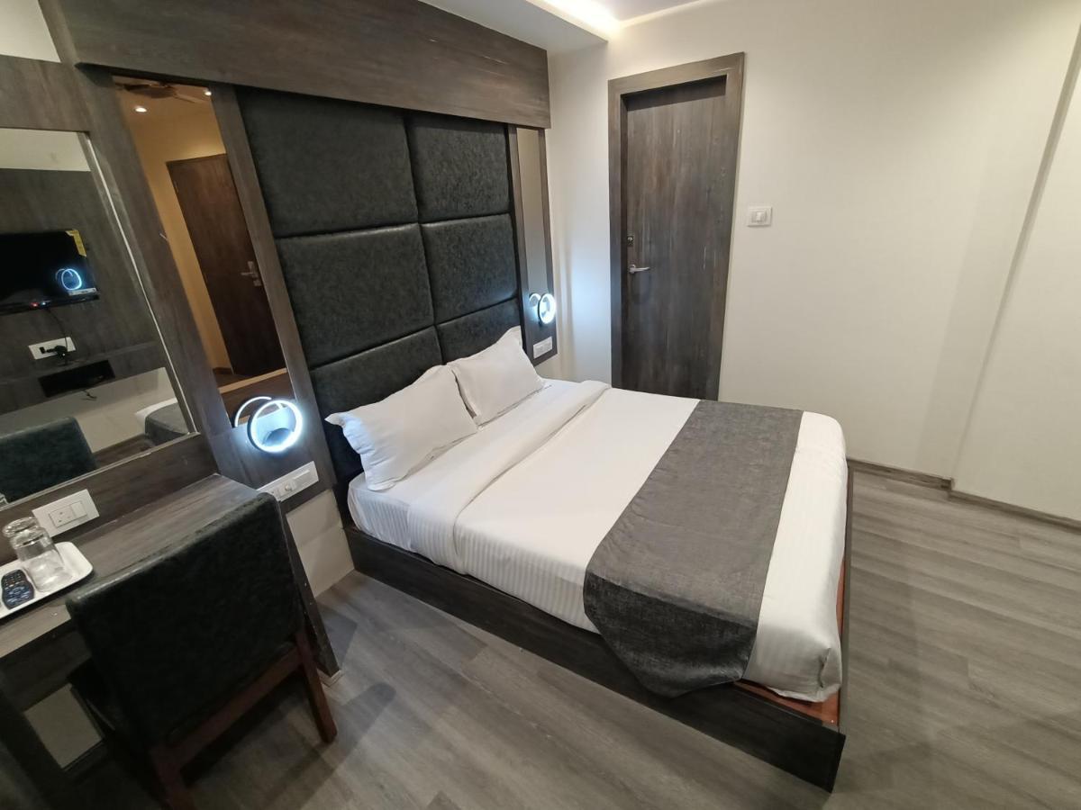 Hotel Classio Andheri - Near Dn Nagar Metro Station Mumbai Bagian luar foto