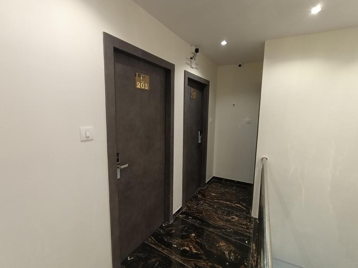 Hotel Classio Andheri - Near Dn Nagar Metro Station Mumbai Bagian luar foto