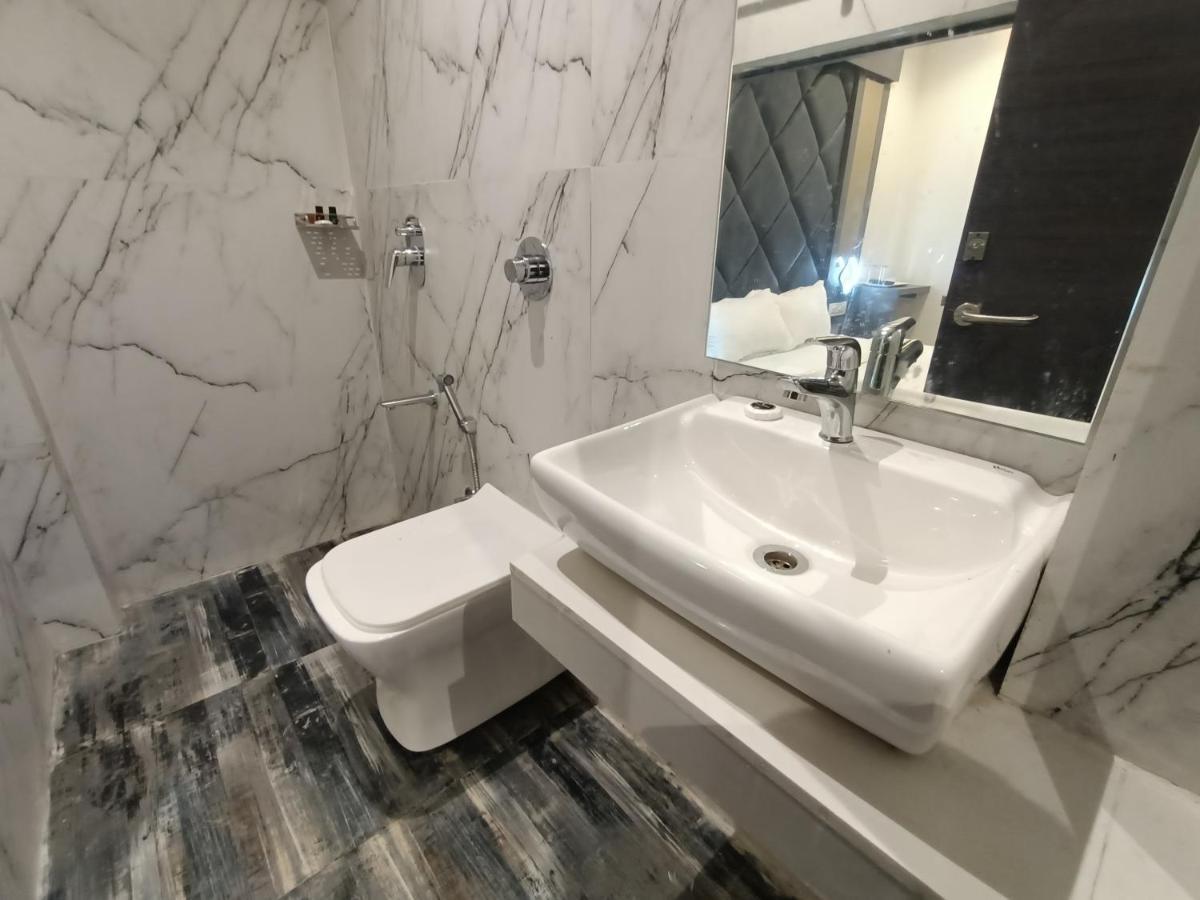 Hotel Classio Andheri - Near Dn Nagar Metro Station Mumbai Bagian luar foto